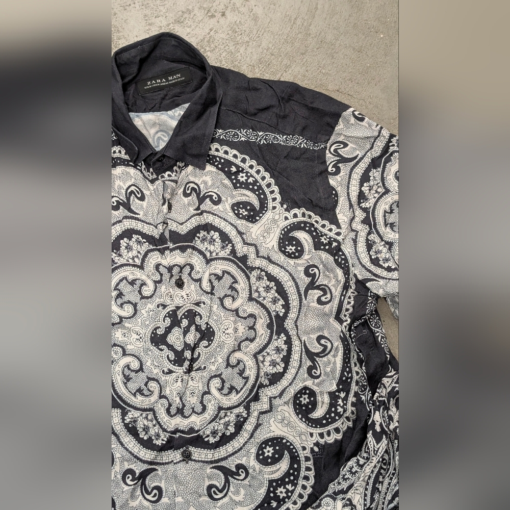 Zara Men Black and Gray Paisley Button Down, Medium
